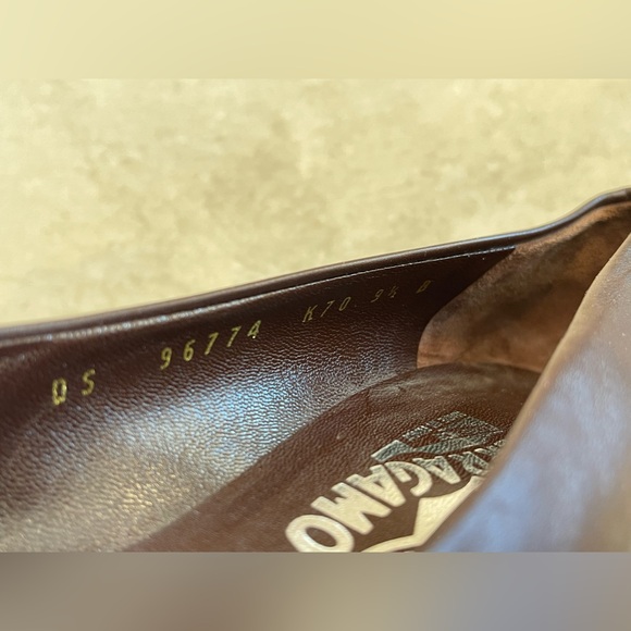 Ferragamo Ladies Leather Brown Tassel Croc 3” Block Heels Pumps 9.5 - Picture 12 of 14